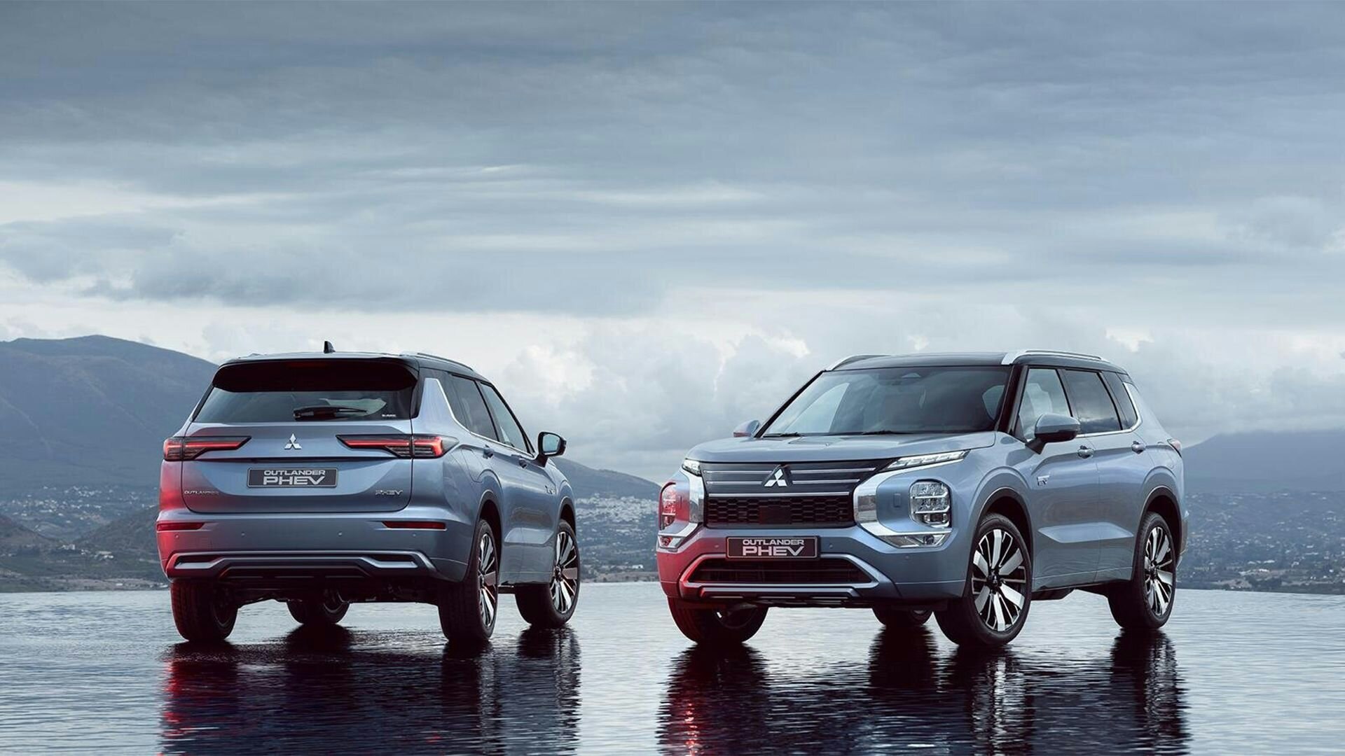 Mitsubishi Outlander PHEV in una moderna vista del veicolo